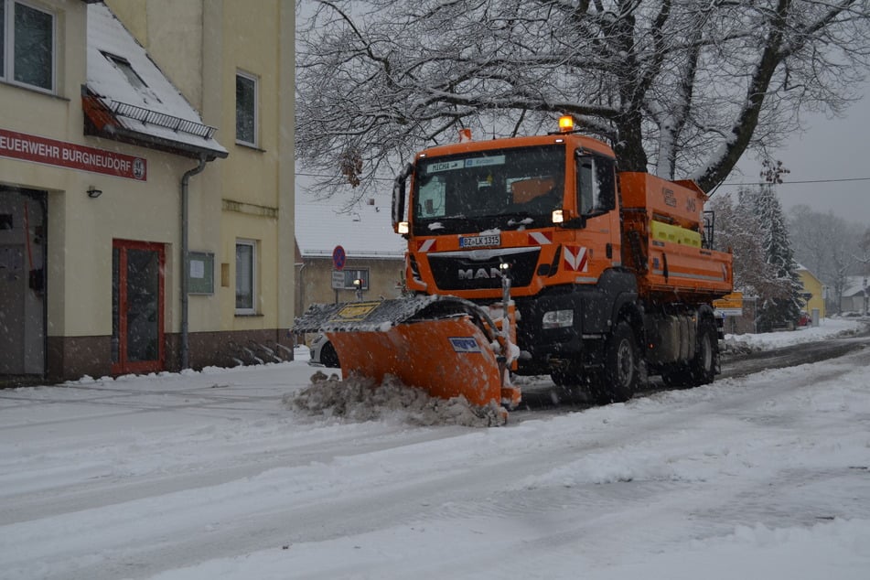 Der Winterdienst beräumte die S130 für die Feuerwehr.