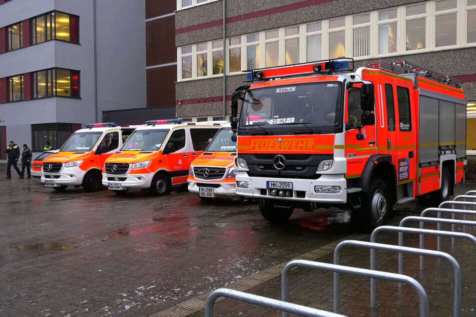 Die Sporthalle der Berufsschule St. Pauli wird von der Feuerwehr für Behandlungen von Verletzten eingerichtet.