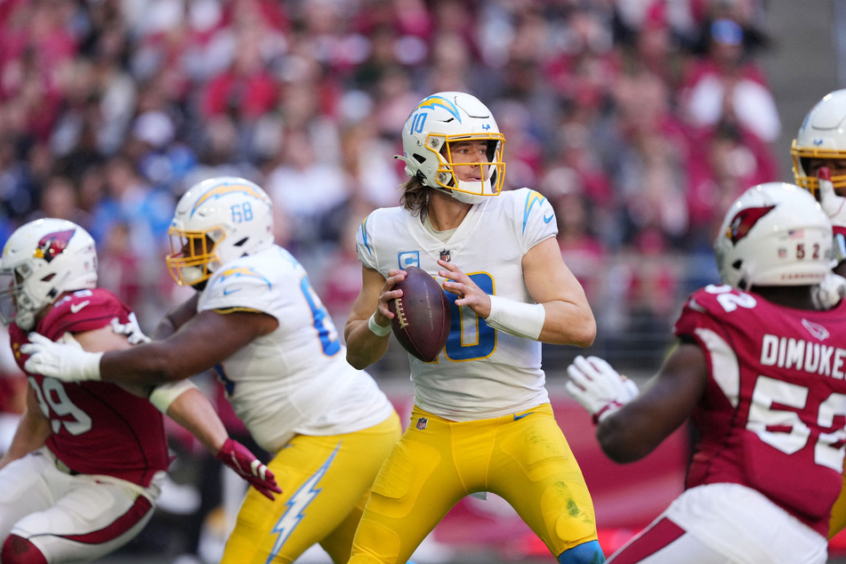 LA Chargers quarterback Justin Herbert (c.) prepare to throw the ball in the win over the Cardinals.