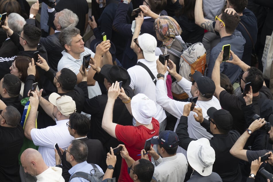 Mehr als 15.000 Gläubige drängten sich auf dem Petersplatz, um den neuen Papst zu begrüßen.