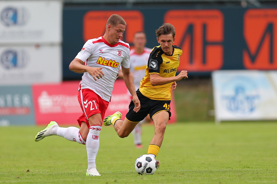 Mit Jahn Regensburg stieg Eisenhuth (l.) im Sommer in die 2. Bundesliga auf.