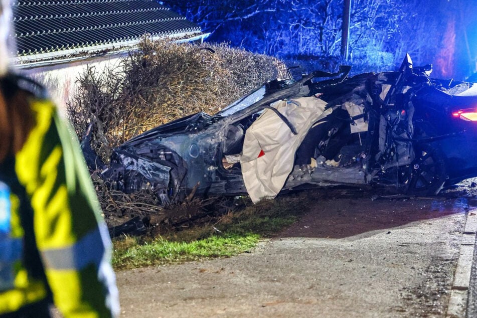 BMW zerschellt an Hauswand: Fahrer (†28) ohne Chance
