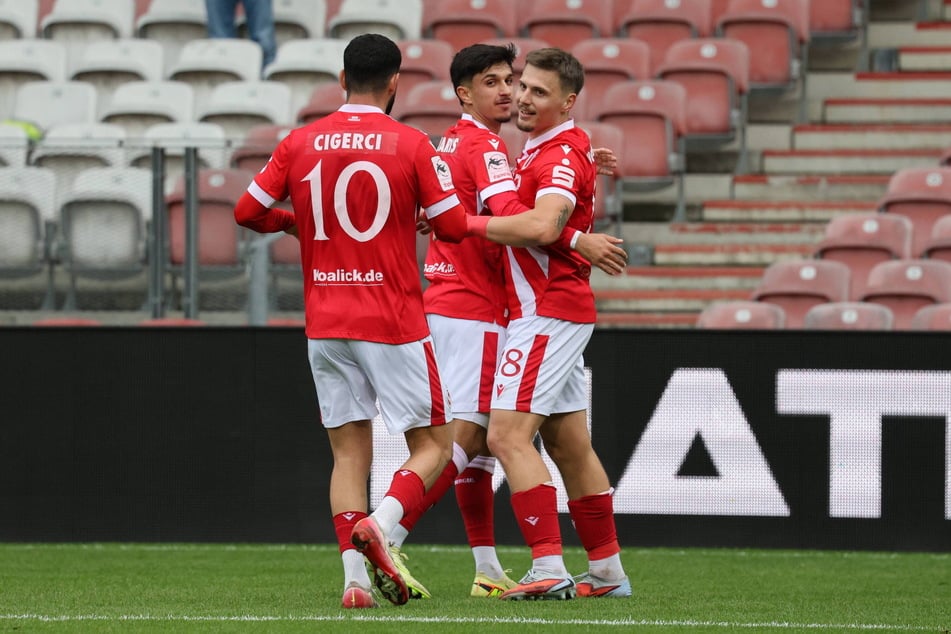 Tolcay Cigerci (Nr. 10), Jannis Boziaris (M.) und Erik Engelhardt entschieden das Spiel für Cottbus.