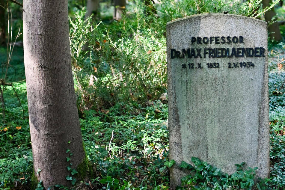 Berlin: Weitere Kritik nach Beisetzung von Neonazi an Grabmal von jüdischem Wissenschaftler