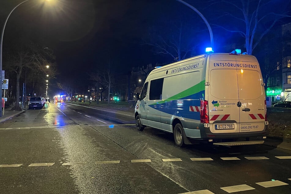 Feuerwehr und die Berliner Wasserbetriebe haben mit einem folgenschweren Rohrbruch in Wedding zu kämpfen.