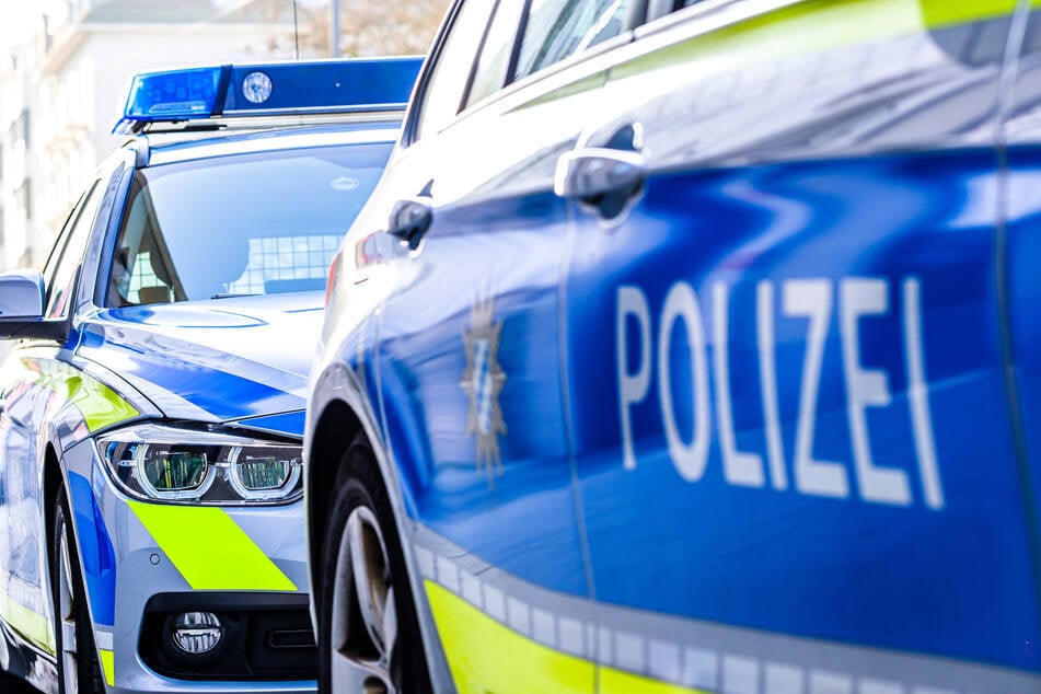 Die Polizei hofft bei der Fahndung nach dem Unfallfahrer auf zwei oder drei Mopedfahrer, die wichtige Informationen liefern könnten. (Symbolbild)