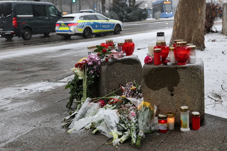 In Gedanken an die Opfer wurden Blumen und Kerzen am Tatort an der Seidlstraße niedergelegt.