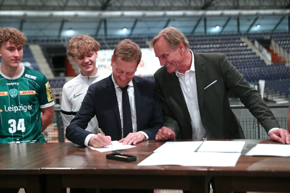 Gut gelaunt unterzeichneten Sachsens Ministerpräsident Michael Kretschmer (51, CDU, l.) und Oberbürgermeister Burkhard Jung (68, SPD) am Dienstag einen Vertrag über 60 Millionen Euro, um das Leipziger Sportforum zukunftstüchtig zu machen.