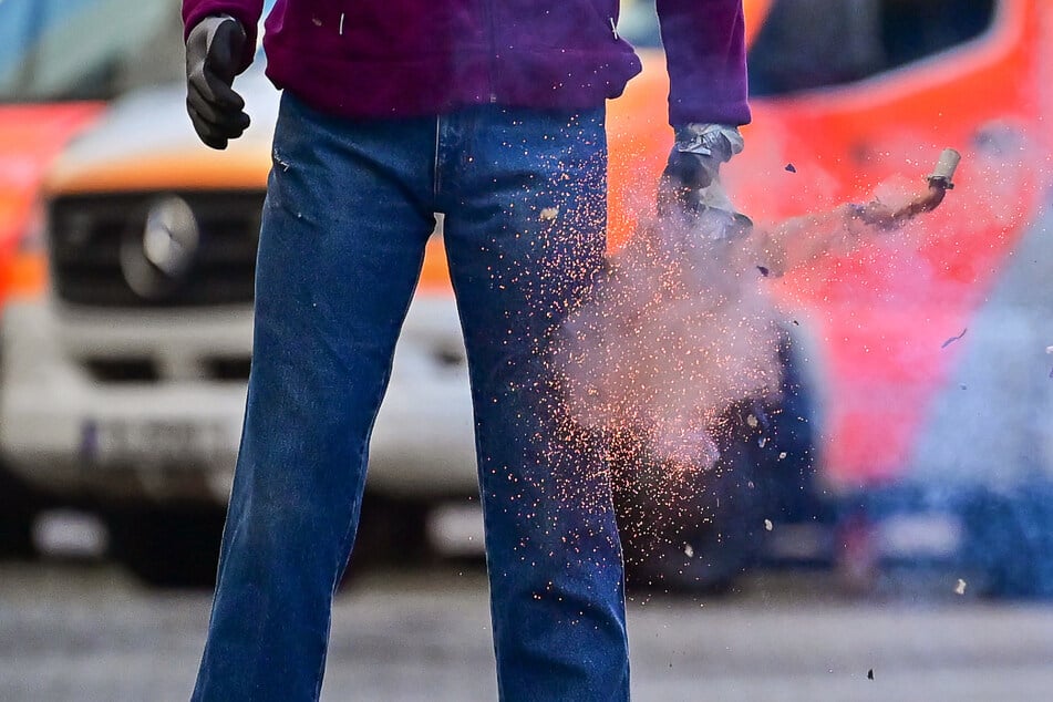 In Niedersachsen schoss ein Mann mit Pyrotechnik auf Passanten. (Symbolbild)