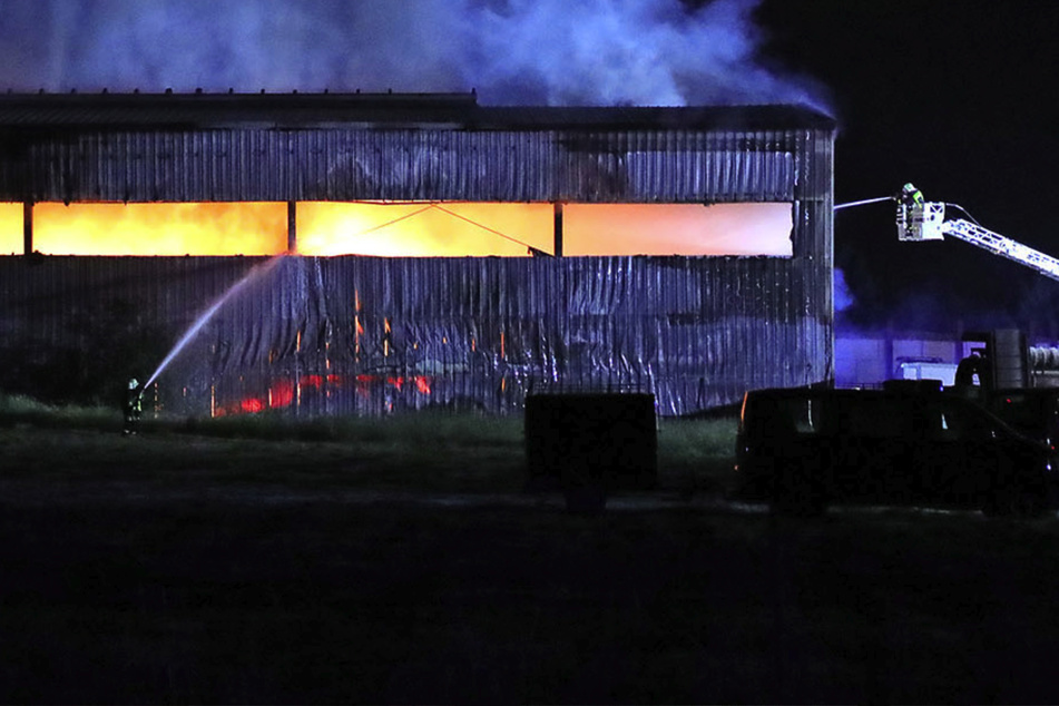 Feuerwehreinsatz im Kreis Meißen: Lagerhalle steht lichterloh in Flammen