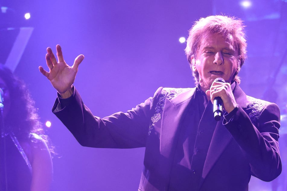 Singer Barry Manilow reveals devastating diagnosis