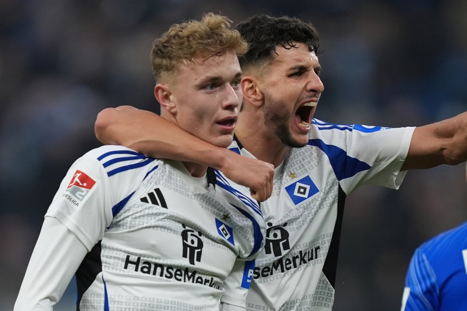 HSV-Zauberfuß Adam Karabec (21, l.) lässt sich nach seinem Traumtor gegen Darmstadt von Teamkollege Daniel Elfadli (27) feiern.