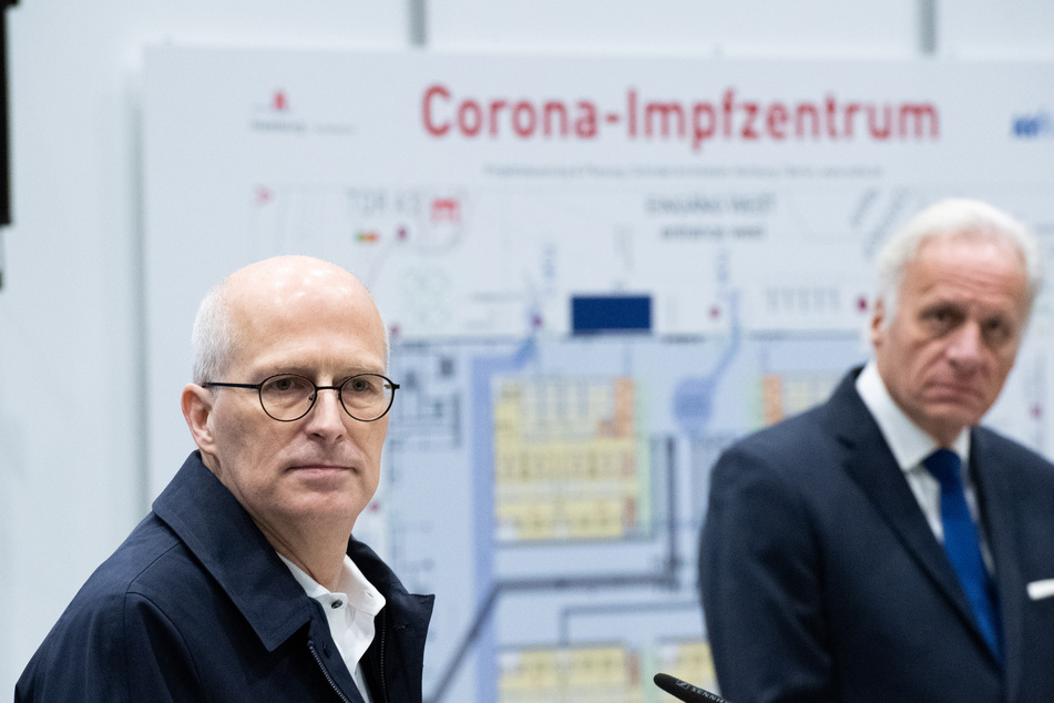 Peter Tschentscher (l, SPD), Bürgermeister, und Walter Plassmann, Vorsitzender der Kassenärztlichen Vereinigung, auf einer Pressekonferenz zum Aufbau des Impfzentrums in den Hamburger Messehallen.
