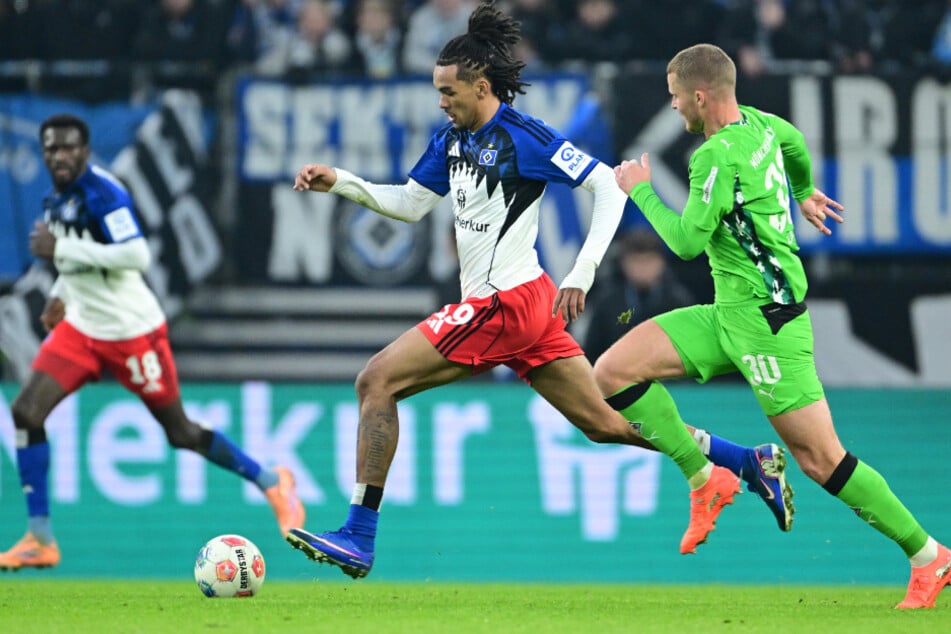Neuzugang Damion Downs (M.) hätte beinahe sein erstes Tor für den HSV erzielt, vergab aber eine dicke Kopfballchance.