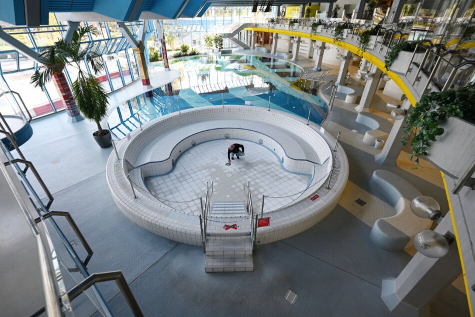 Unter anderem Thermen, wie hier das Leuze Mineralbad, sollen von dem Millionenpaket profitieren.
