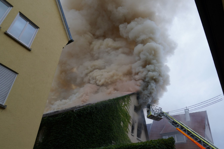 Heftiger Qualm steigt aus dem Dach empor.