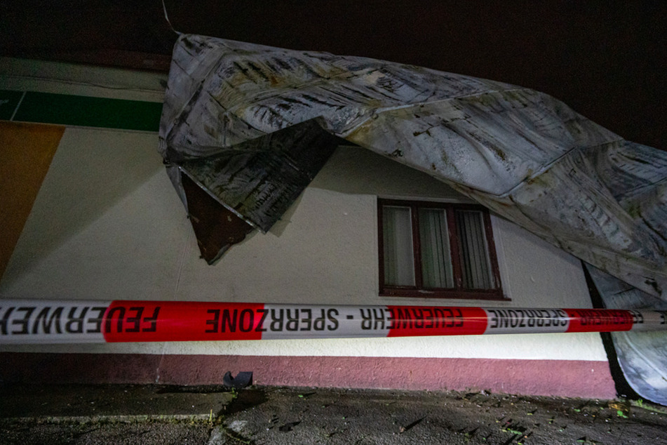 Ein Blechdach wurde vom Unwetter zerstört. Der Raum Moosburg sei flächendeckend ohne Strom, zahlreiche Leitungen seien zerstört.