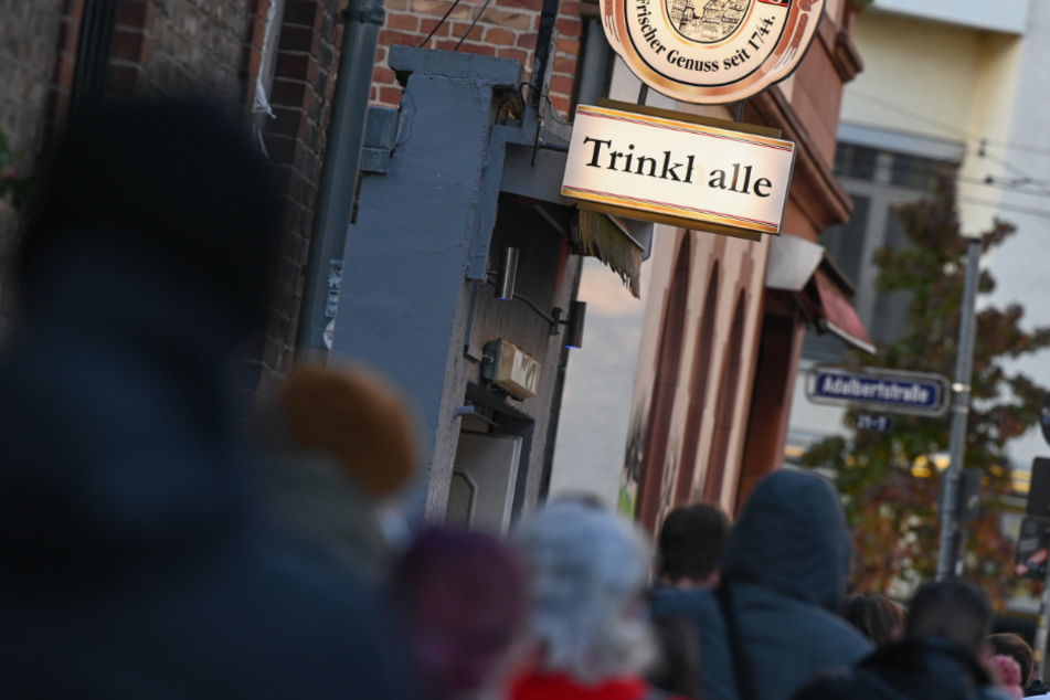 Passanten stehen vor einem Kiosk im Stadtteil Bockenheim Schlange, in dem der Internist Georg Siemon einen Corona-Schnelltest anbietet.