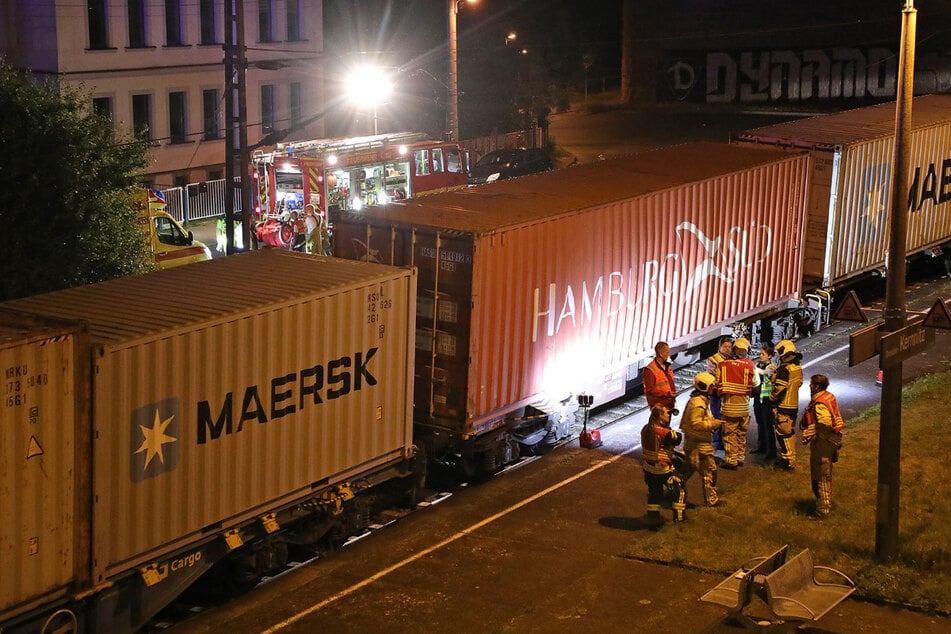 Gruppe überquert Bahngleise bei Nacht in Dresden: Frau von Güterzug erfasst