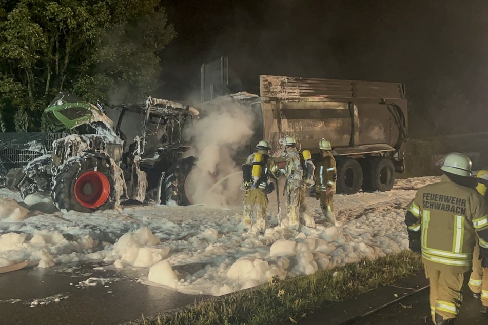 Mit viel Löschschau konnte die Feuerwehr Schwabach das Gespann schließlich löschen.