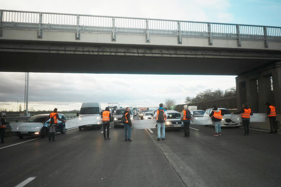 Die Gruppe blockierte den Verkehr mehrfach auf der Autobahn selbst und an drei Abfahrten.