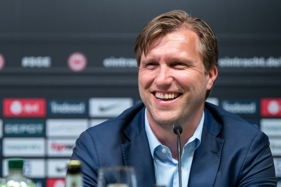 Eintracht Frankfurts Sportvorstand Markus Krösche (42) möchte in DFB-Pokal und Champions League sehr weit kommen. Bei Stürmer Kolo Muani (24) ist er frohen Mutes.
