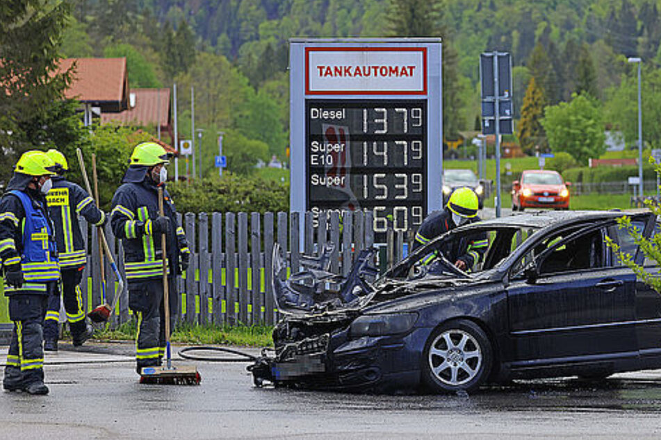 Schock in Oberbayern: Brennendes Auto rollt auf Tankstelle zu