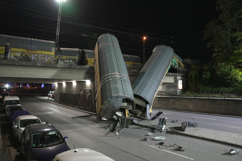Die Güterzüge stürzten von der Brücke.