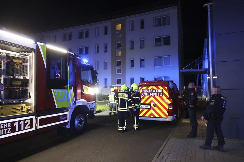 Feuerwehreinsatz an einem Wohnblock in Chemnitz: In einer Erdgeschosswohnung kam es zu einer Explosion.