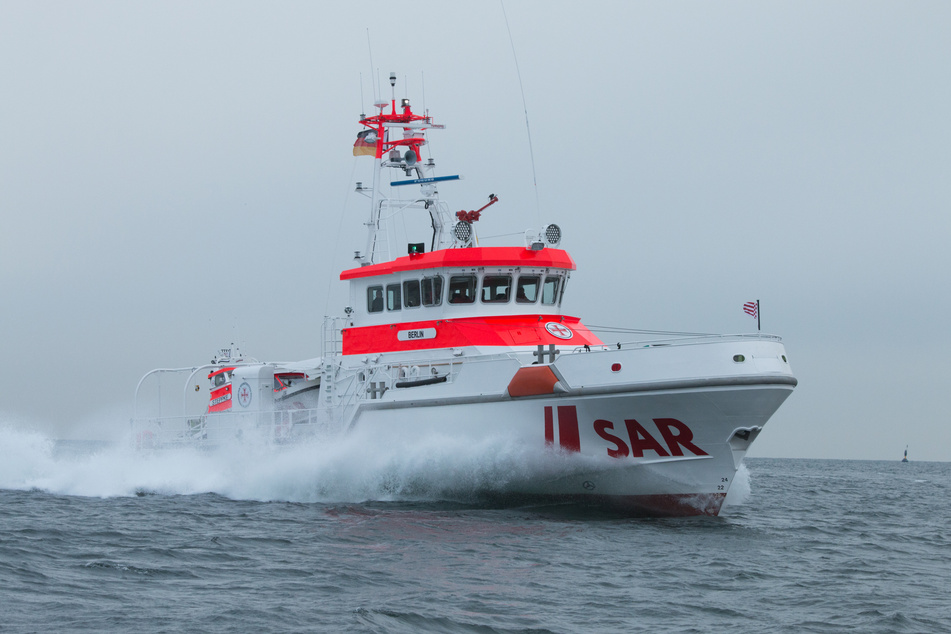 Boot gesunken: Angler aus tosender Ostsee gerettet