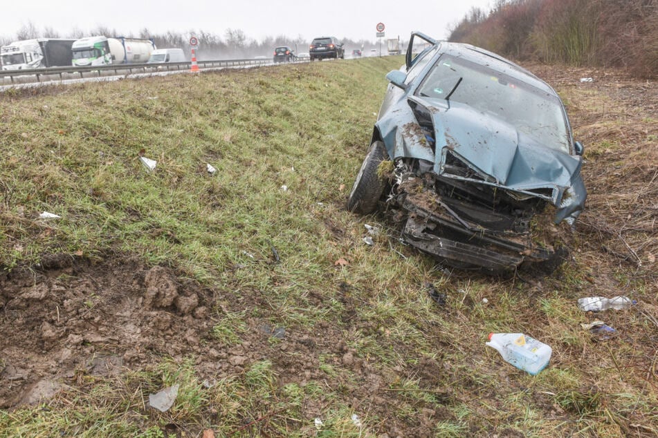 Auf der A9 im Landkreis Nordsachsen hat sich am Freitagnachmittag ein Auto überschlagen.