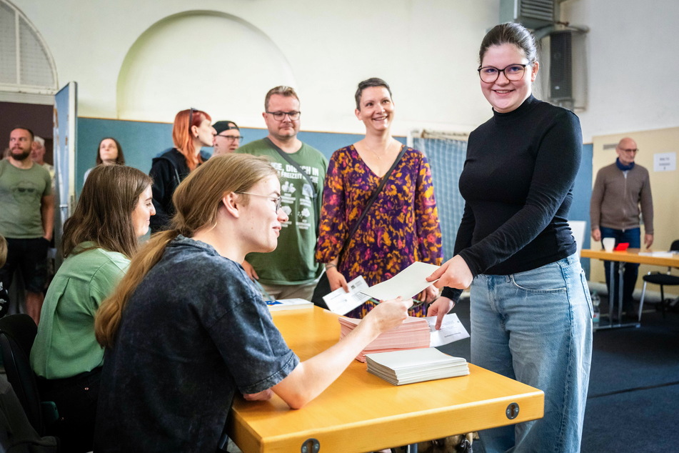 Macht Mama stolz: Rosalie Didszuhn (16, r.) nimmt den Stimmzettel bei ihrer ersten Wahl entgegen.