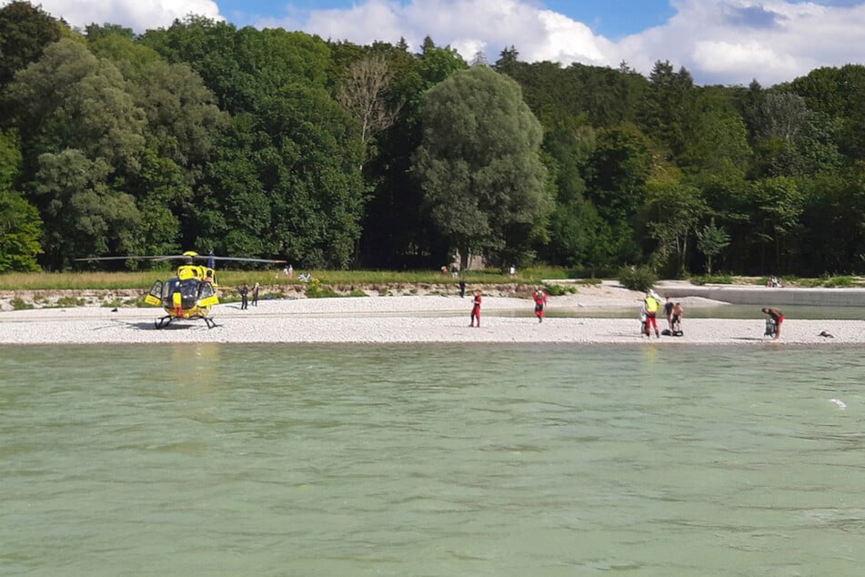Der Rettungshubschrauber landete direkt auf der Kiesbank an der Isar, um sich um die Gruppe zu kümmern.
