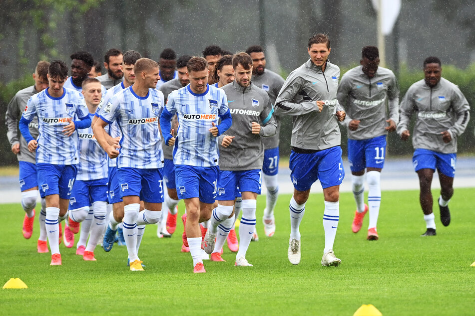 Am Mittwoch ging es für die Mannschaft im strömenden Regen zum Trainingsauftakt.