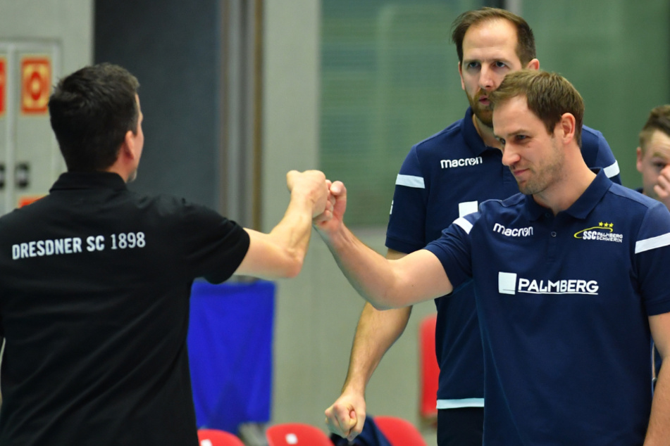 Corona-konforme Begrüßung der Trainer Alex Waibl (Dresden, l.) und Felix Koslowski (Schwerin).