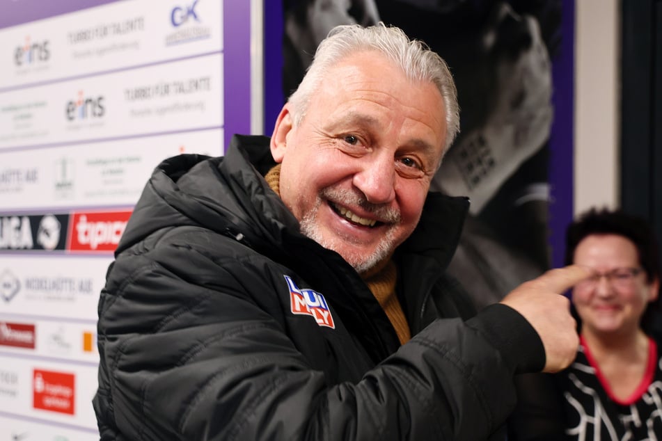 Pavel Dotchev (60) war wohl einer der wenigen, die Aue im Abstiegskampf die Daumen drücken und dennoch mit einem Lächeln das Erzgebirgsstadion verließ.