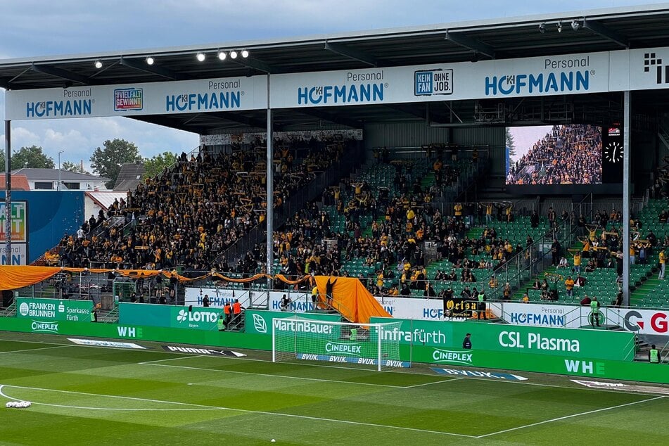 Schöne Geste! Über die Stadion-Lautsprecher läuft in Fürth "Der 12. Mann".