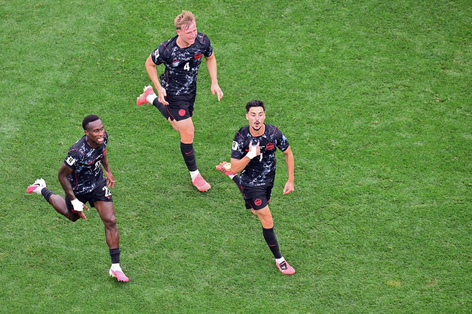 Stephen Eustaquio (29, r.) schoss das Siegtor Kanadas gegen Südafrika im Sechzehntelfinale der WM.