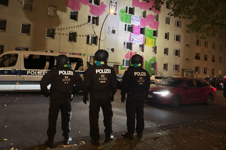 Die Polizei musste am Freitagmorgen erneut zum teils besetzten Wohnkomplex in der Habersaathstraße ausrücken (Archivfoto)