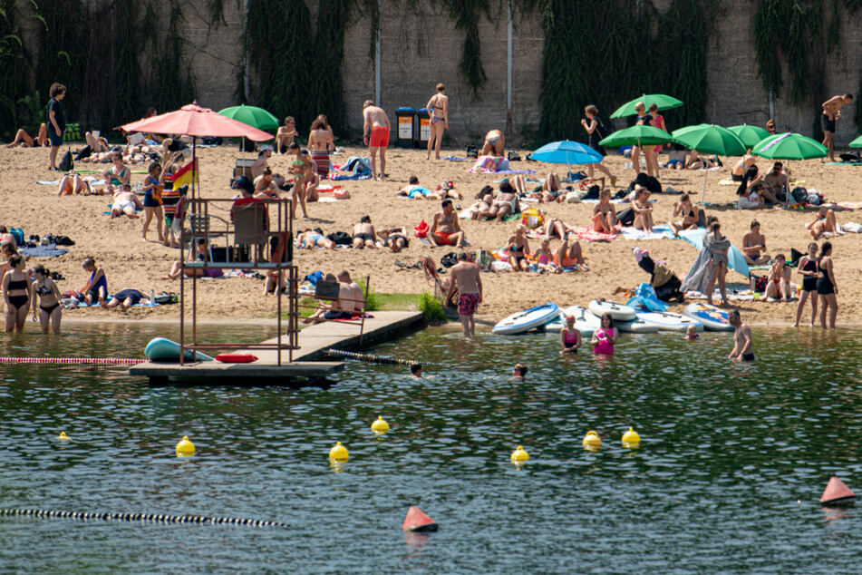 Berliner sonnen sich im Strandbad Plötzensee. Zum Wochenende hin wird das Wetter sommerlicher.