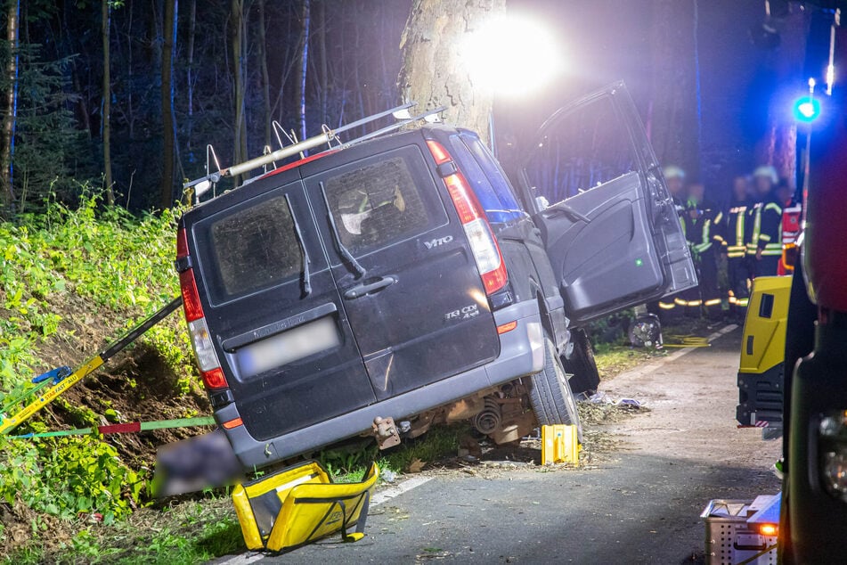 Der Mercedes prallte aus noch unklarer Ursache frontal gegen einen Straßenbaum.