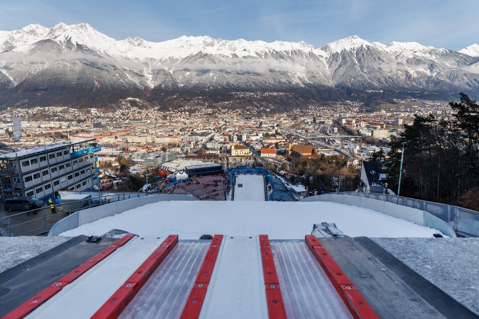 An der Bergisel-Schanze in Innsbruck wird eine neue Flutlicht-Anlage installiert. Sie macht den Weg frei für die Teilnahme der Frauen an der Vierschanzentournee.