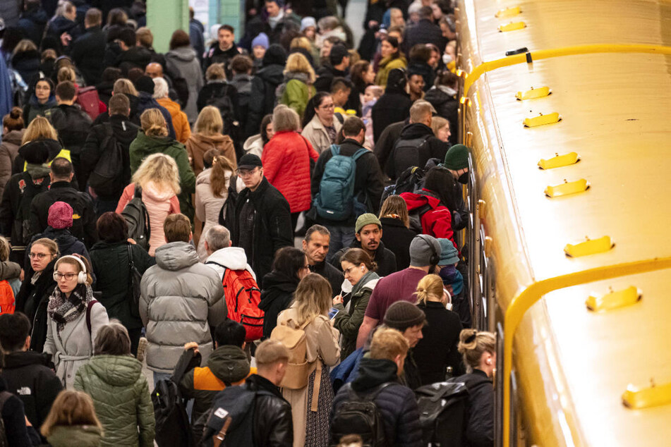 Zugegeben, so voll wie beim S-Bahnstreik waren die Bahnhöfe und Züge natürlich nicht, aber nervig war es trotzdem.