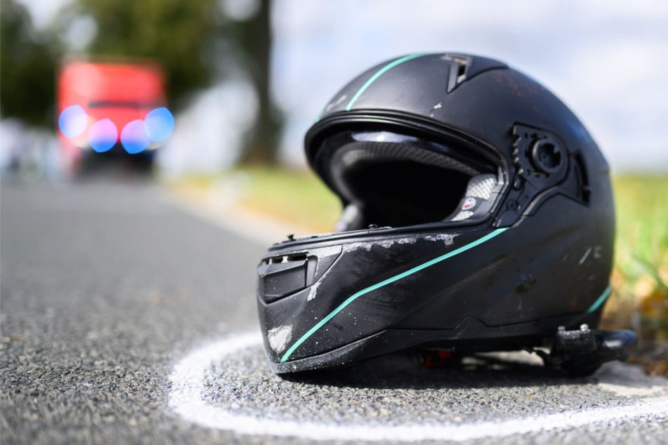 Ein Motorradfahrer rauschte in Osthessen gegen einen Baum sowie eine Betonplatte und kam dabei ums Leben. (Symbolbild)