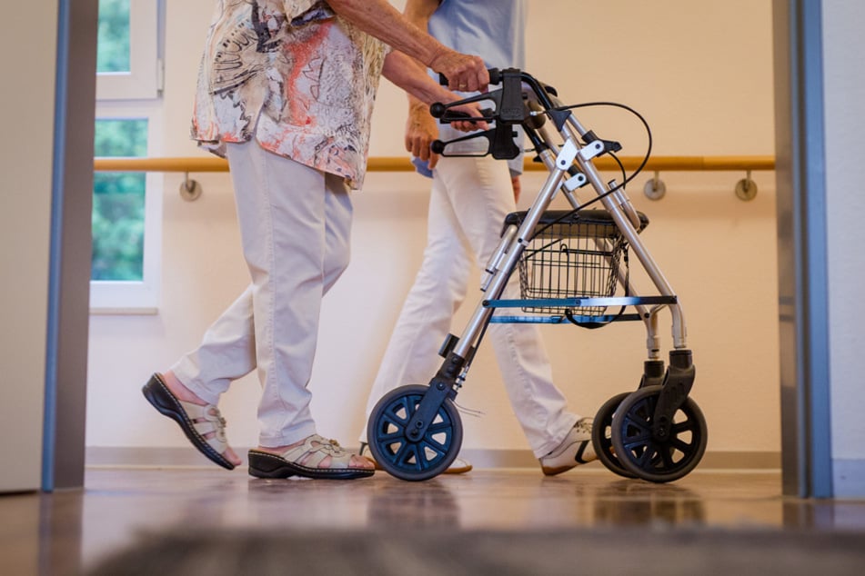 Laut Berechnungen der Barmer werden allein in Bayern in 35 Jahren eine Million Menschen pflegebedürftig sein. (Symbolbild)