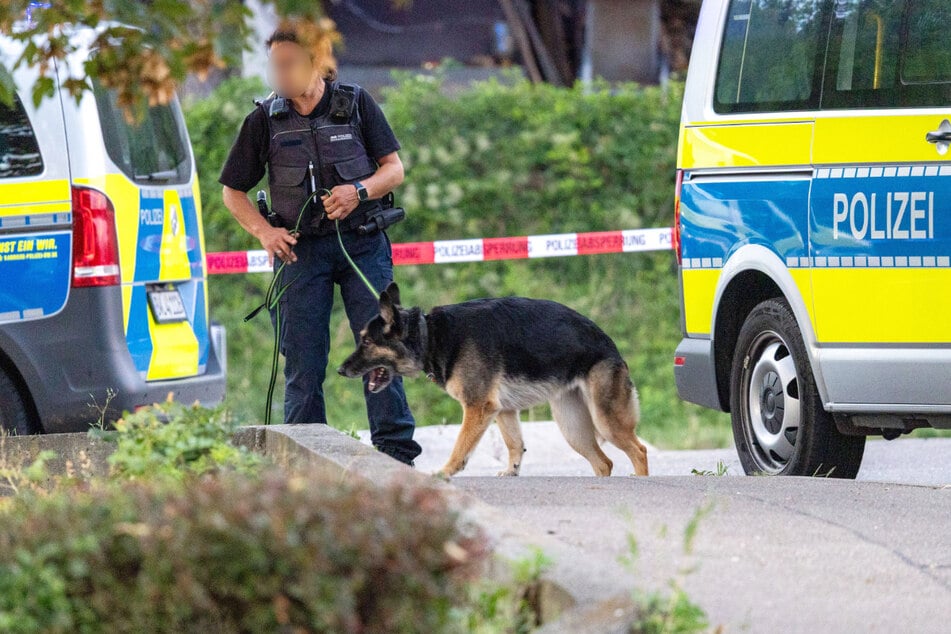 Die Polizei fahndete mit zahlreichen Einsatzkräfte und Polizeihunde nach dem mutmaßlichen Schützen.