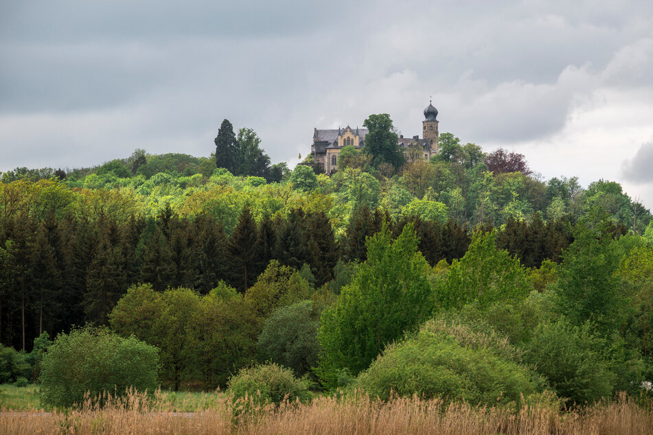 Blick auf Schloss Callenberg in Bayern. Am Sonntag bleibt es weiterhin eher kühl und bewölkt, außerdem gibt es immer wieder Wind und Regen.