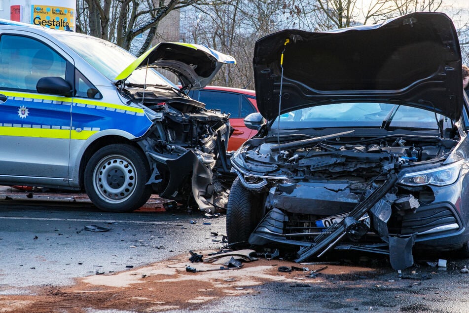 Fünf Menschen wurden verletzt in verschiedene Krankenhäuser gebracht, darunter auch zwei Polizisten.