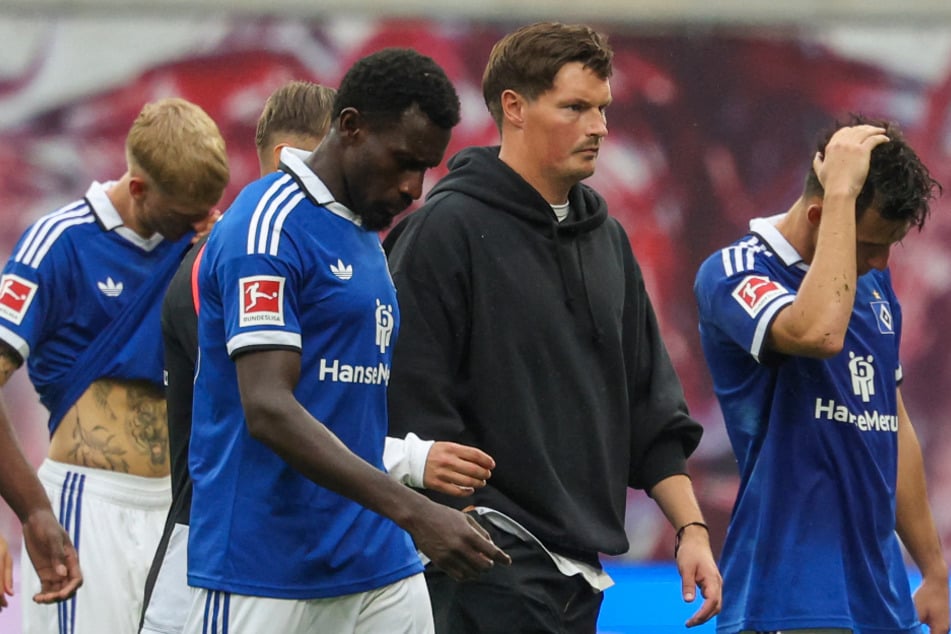 Betretene Gesichter bei den HSV-Profis und Coach Merlin Polzin (35, 2.v.r.). Der Saisonstart der Rothosen gleicht einem Albtraum.