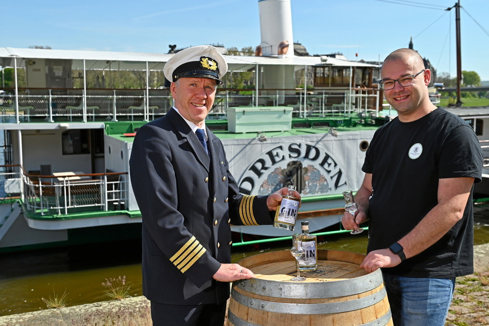 Kapitän Andreas Weber (51, l.) und Destillateur Michael Gerlach (34) stoßen vorm Dampfer mit Gin an.